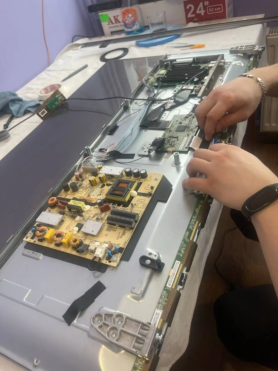 Замена LED-подсветки телевизора — мастер IT World разобрал телевизор и работает с платой питания, Харьков